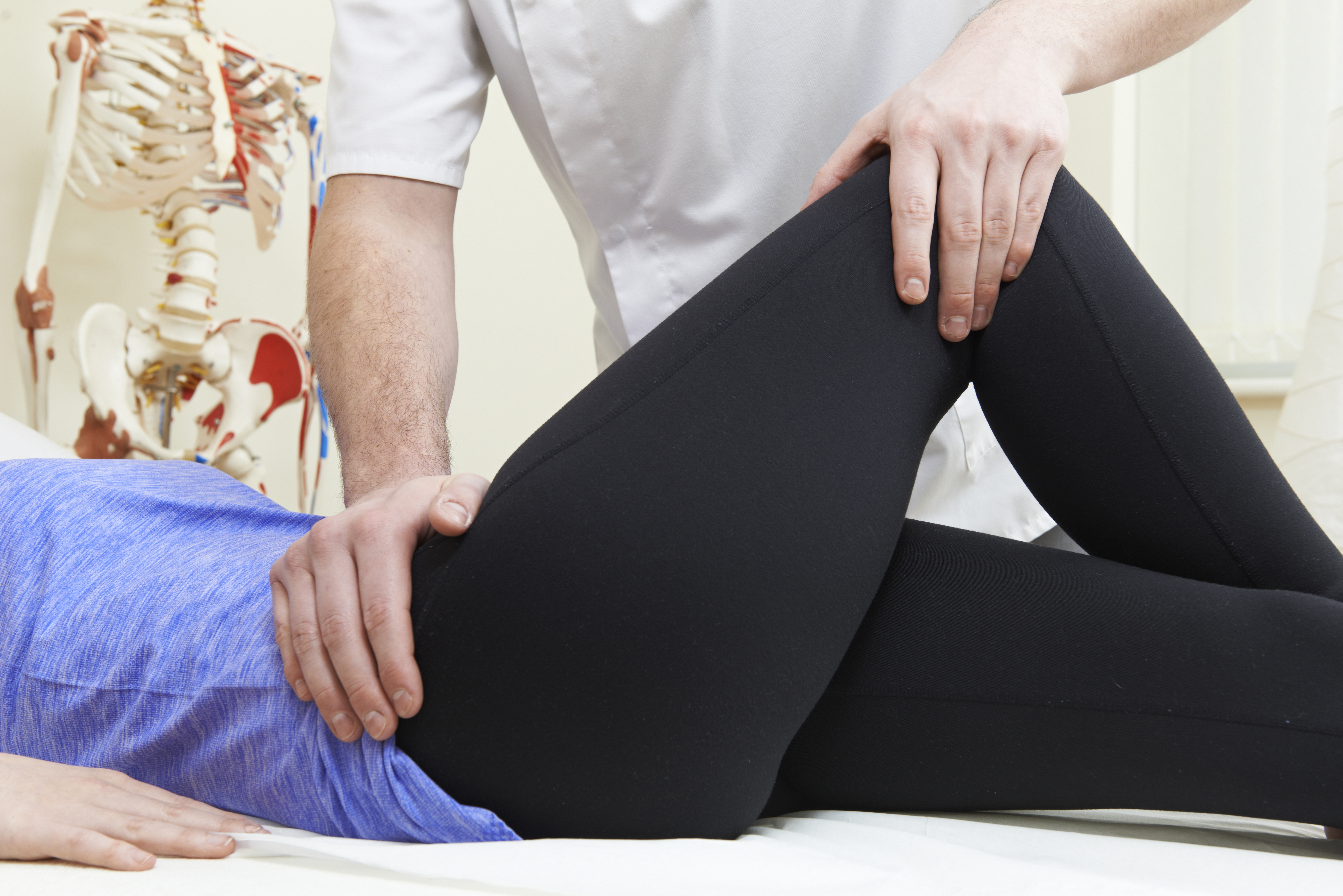 durere severă la genunchiul drept dureri de spate ascuțite în partea inferioară a spatelui